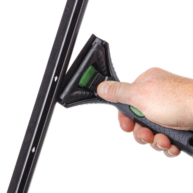 Unger ErgoTec Ninja Squeegee Handle - 40 degree - Image 2